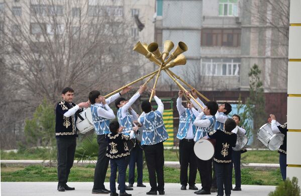 Артисты встречают гостей на концерте в День матери - Sputnik Таджикистан
