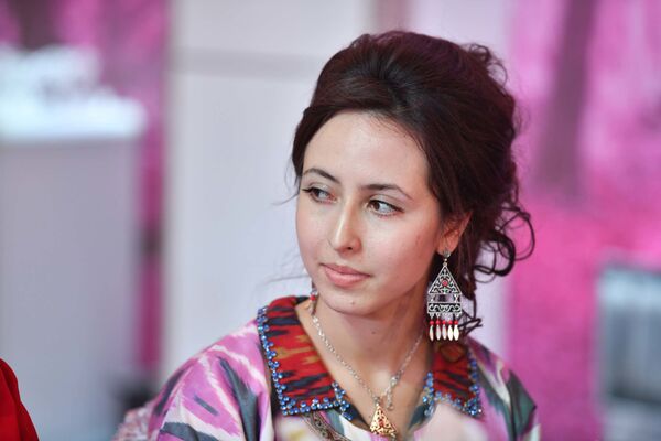 Жительница Душанбе на концерте по случаю Дня матери - Sputnik Таджикистан
