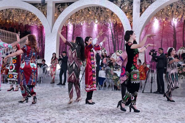 Зрители на концерте по случаю Дня матери - Sputnik Таджикистан