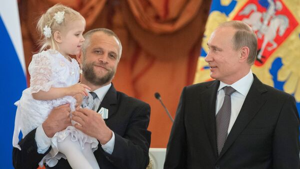 Президент РФ В. Путин вручил ордена Родительская слава многодетным родителям - Sputnik Таджикистан