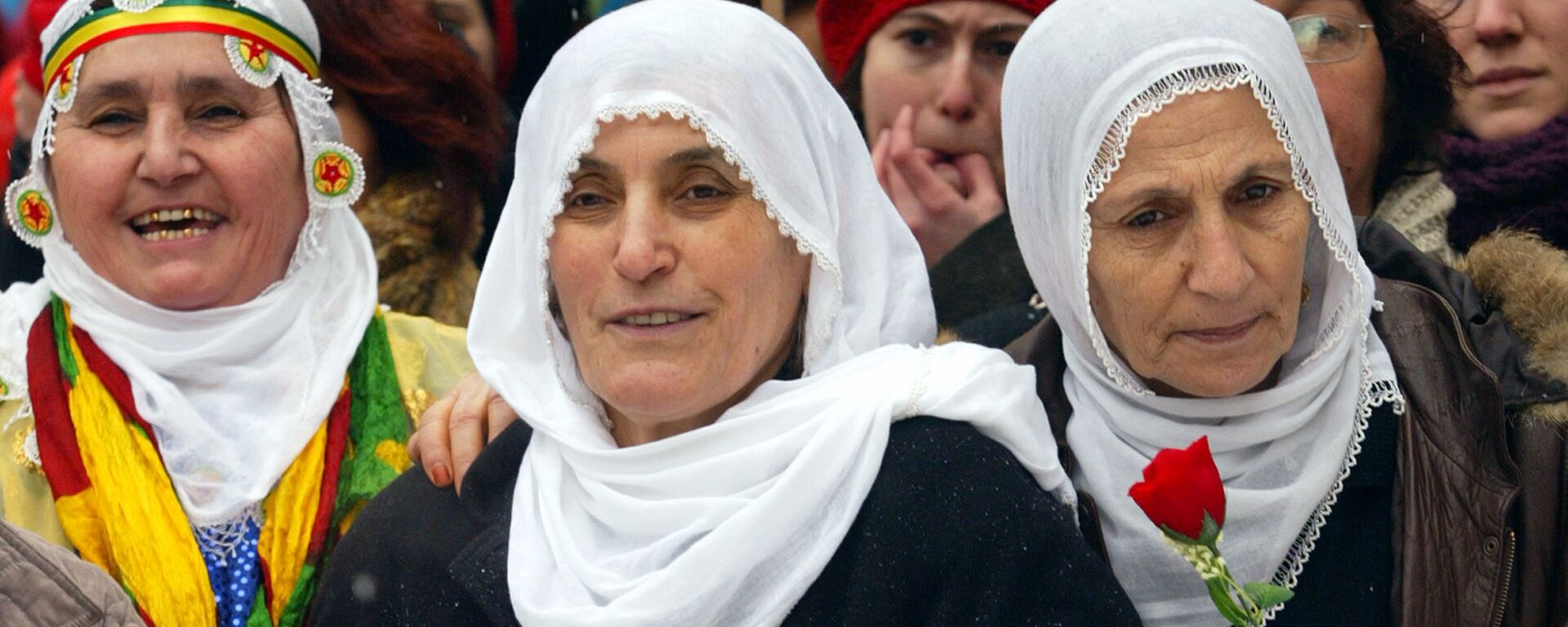 Турецкие курдские женщины с цветами во время демонстрации в Стамбуле в Международный женский день - Sputnik Тоҷикистон, 1920, 08.02.2023