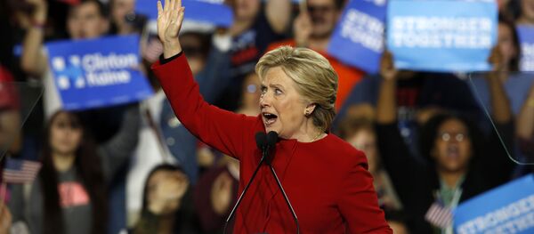 Хиллари Клинтон выступает во время своей предвыборной кампании в 2016 году - Sputnik Тоҷикистон