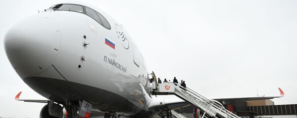 Пассажиры садятся в самолет, архивное фото - Sputnik Таджикистан