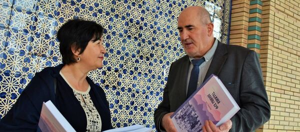 Қурбон Аламшоев, рӯзноманигор ва пажуҳишгар бо китоби Тоҷикони водии Хуф дар даст - Sputnik Тоҷикистон