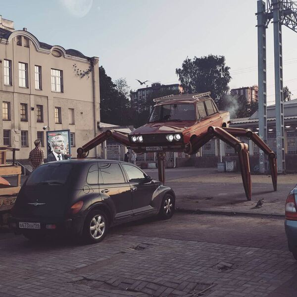Машина-паук в Санкт-Петербурге в работе художника Вадима Соловьева - Sputnik Таджикистан