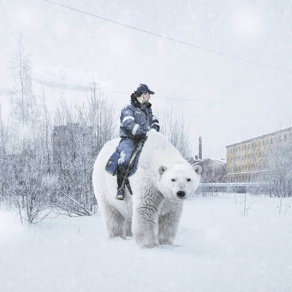 Сотрудник ДПС на белом медведе в Санкт-Петербурге в работе художника Вадима Соловьева - Sputnik Таджикистан