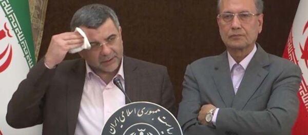 Замглавы минздрава Ирана Ирадж Харирчи (слева) во время пресс-конференции - Sputnik Тоҷикистон