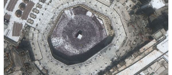 Большая толпа вокруг Каабы у Мечети аль-Харам в священном городе Мекка, Саудовская Аравия, до коронавируса 14 февраля 2020 года и то же место во время коронавируса 3 марта 2020 года - Sputnik Тоҷикистон