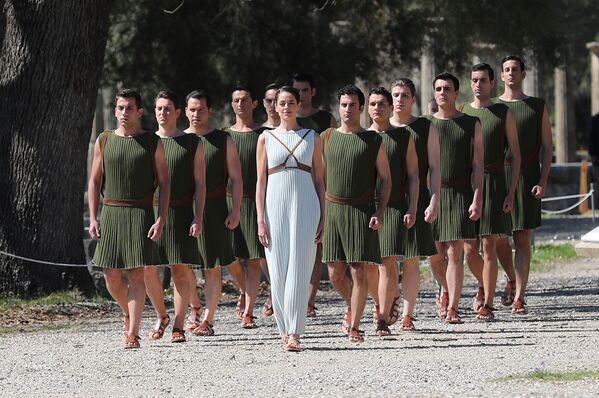 Участники церемонии зажжения Олимпийского огня в Греции - Sputnik Таджикистан