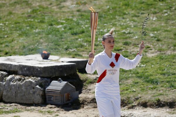 Греческая спортсменка Анна Коракаки во время церемонии зажжения Олимпийского огня в Греции - Sputnik Таджикистан