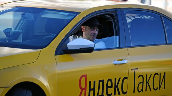 Водитель такси на одной из улиц Москвы - Sputnik Таджикистан