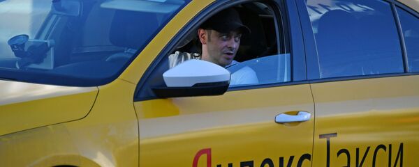 Водитель такси на одной из улиц Москвы Водитель такси на одной из улиц Москвы - Sputnik Таджикистан