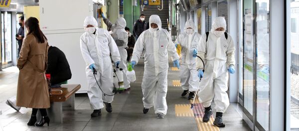 Медицинские работники в защитных костюмах - Sputnik Тоҷикистон