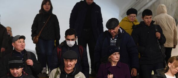 Пассажиры Московского метрополитена в масках - Sputnik Тоҷикистон