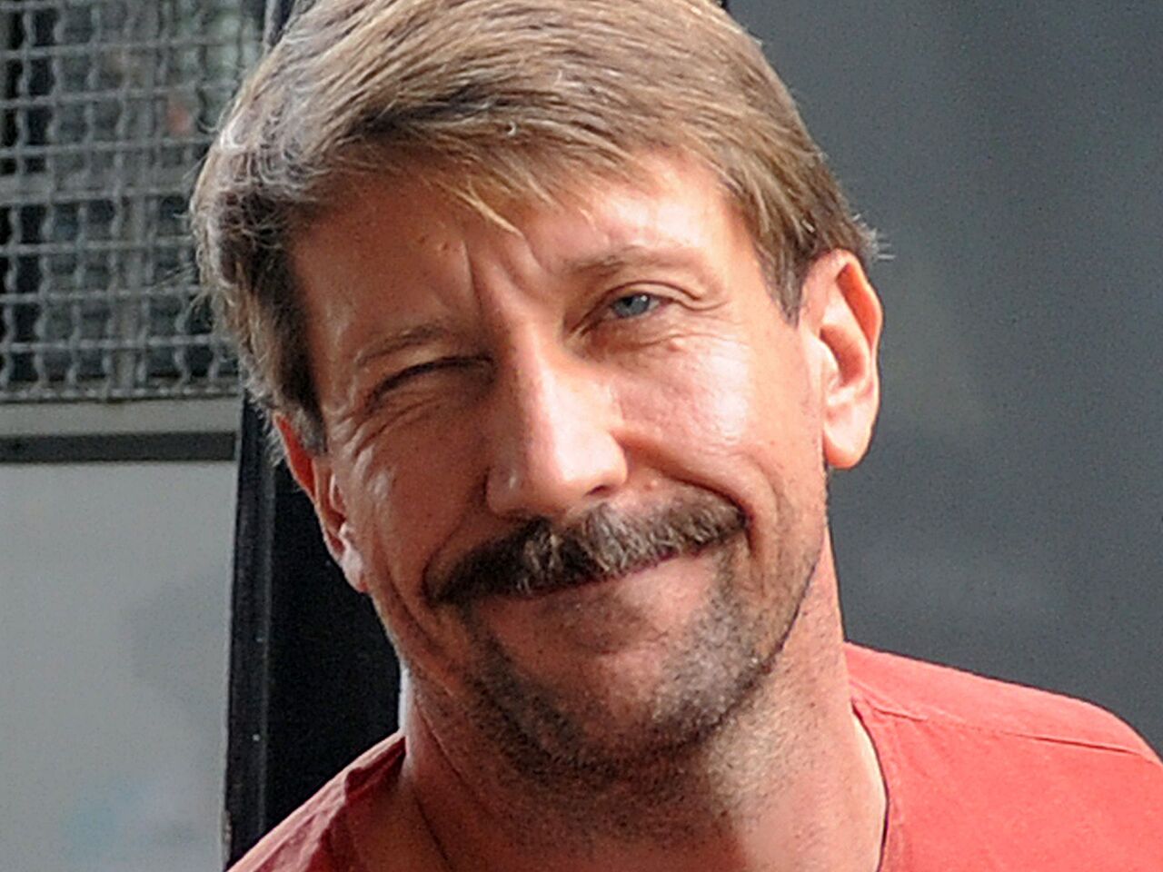 Ер адамдар тобын сорып алу видеосы Орыс порносы