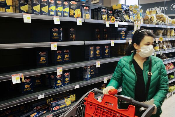 Женщина в маске у пустого прилавка в супермаркете в Афинах, Греция - Sputnik Тоҷикистон