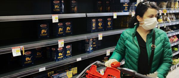 Женщина в маске у пустого прилавка в супермаркете в Афинах, Греция - Sputnik Таджикистан