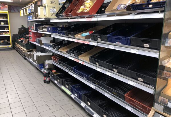 Пустые прилавки в супермаркете в Копенгагене, Дания  - Sputnik Таджикистан