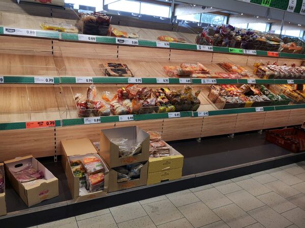 Пустой прилавок в супермаркете в Лурган, Ирландия - Sputnik Таджикистан