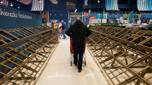 Мужчина у пустых прилавков в супермаркете, Испания - Sputnik Тоҷикистон