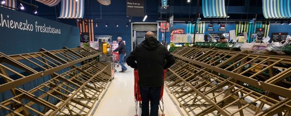 Мужчина у пустых прилавков в супермаркете, Испания - Sputnik Тоҷикистон