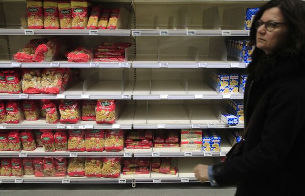 Женщина у пустого прилавка в супермаркете в Париже - Sputnik Таджикистан