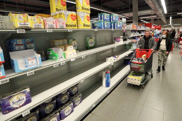 Покупатели у пустых прилавков в супермаркете в Бельгии - Sputnik Таджикистан