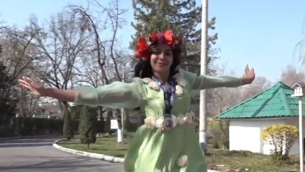 Девушка в платье Навруз приняла участие в марафоне - видео - Sputnik Таджикистан