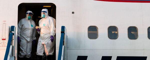 Специалисты министерства здравоохранения в аэропорту Ташкента Специалисты министерства здравоохранения в аэропорту Ташкента - Sputnik Тоҷикистон