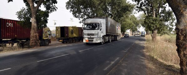 Грузовики, перевозящие контейнеры, архивное фотофс Грузовики, перевозящие контейнеры, архивное фотофс - Sputnik Тоҷикистон