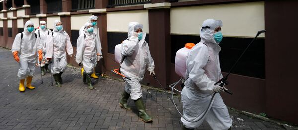 Волонтеры из Красного Креста в защитных костюмах, архивное фото - Sputnik Тоҷикистон