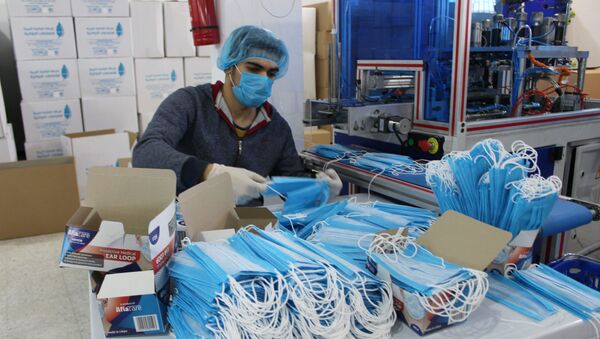 Сотрудник фабрики сортирует защитные маски, архивное фото - Sputnik Тоҷикистон