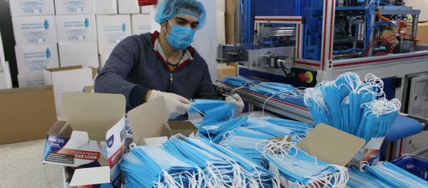 Сотрудник фабрики сортирует защитные маски, архивное фото - Sputnik Тоҷикистон