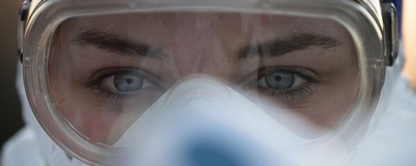 Медицинский работник в защитных очках, архивное фото - Sputnik Тоҷикистон