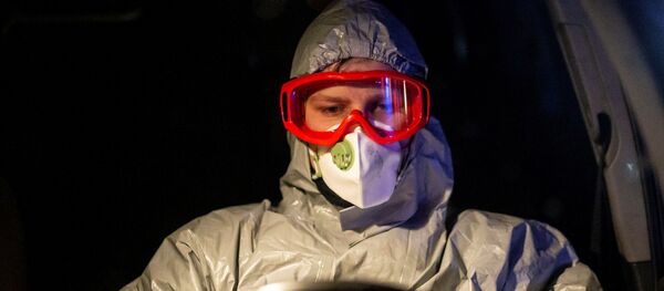 Человек в защитном костюме, архивное фото - Sputnik Тоҷикистон