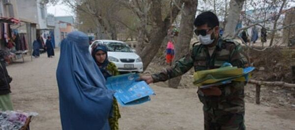 Низомиёни Афғонисон ҳангоми тақсими варақаҳо дар бораи коронавирус ба шаҳрвандон - Sputnik Тоҷикистон