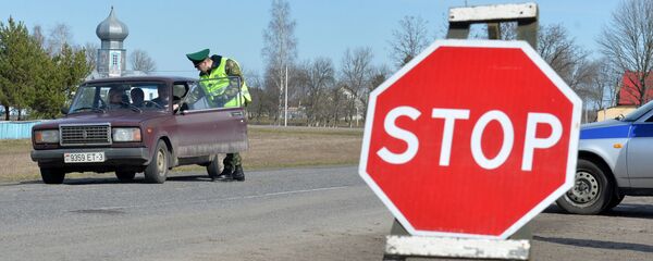 Знак Стоп на границе, архивное фото - Sputnik Таджикистан