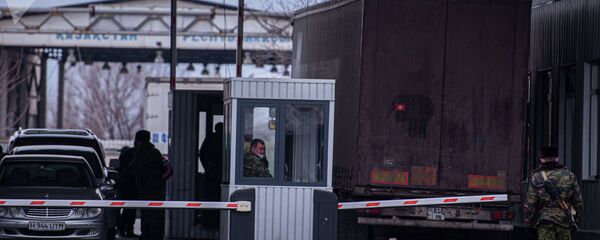Сотрудники пограничной службы на пункте пропуска Кен-Булун автодорожный на границе Кыргызстана и Казахстана. Архивное фото - Sputnik Тоҷикистон