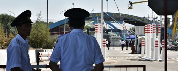 Сотрудники погранслужбы на контрольно-пропускном пункте на границе Кыргызстана Сотрудники погранслужбы на контрольно-пропускном пункте на границе Кыргызстана - Sputnik Таджикистан