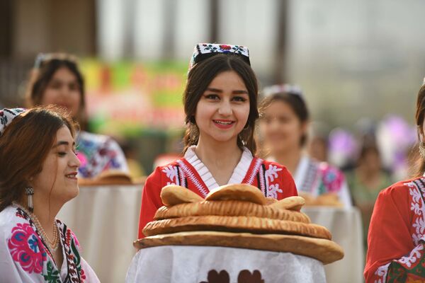 Встреча участников молодежного фестиваля Да здравствует дружба молодежи мира в Нуреке - Sputnik Таджикистан