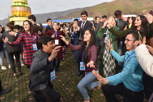 Встреча участников молодежного фестиваля Да здравствует дружба молодежи мира в Нуреке - Sputnik Таджикистан
