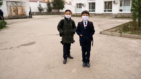 Школьники Душанбе в медицинских масках - Sputnik Таджикистан