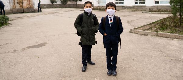 Школьники Душанбе в медицинских масках - Sputnik Тоҷикистон