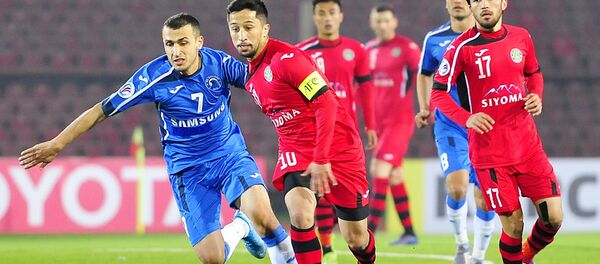 Футболисты на поле, архивное фото Футболисты на поле, архивное фото - Sputnik Таджикистан