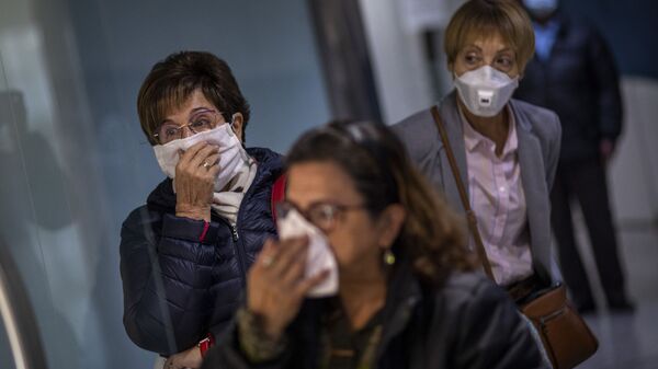 Люди в защитных медицинских масках в Италии - Sputnik Тоҷикистон