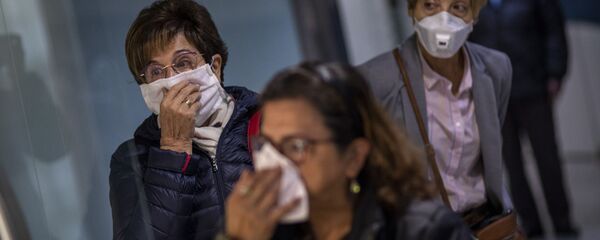 Люди в защитных медицинских масках в Италии Люди в защитных медицинских масках в Италии - Sputnik Тоҷикистон