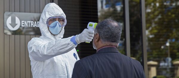 Мужчине измеряют температуру - Sputnik Тоҷикистон