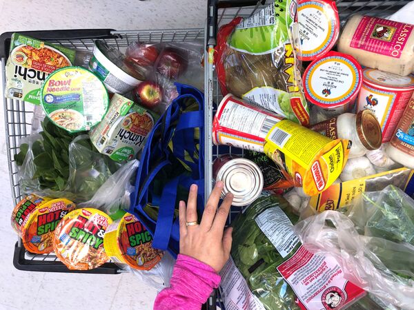 Покупатель с тележкой, наполненной продуктами в супермаркете в Канаде  - Sputnik Тоҷикистон