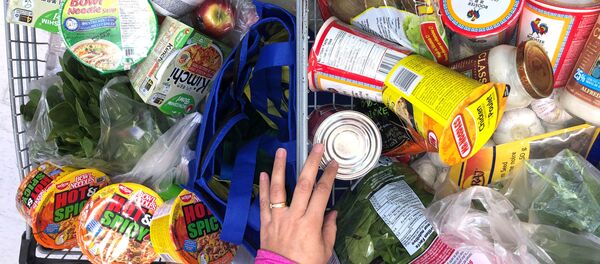 Покупатель с тележкой, наполненной продуктами, в супермаркете в Канаде Покупатель с тележкой, наполненной продуктами, в супермаркете в Канаде - Sputnik Таджикистан