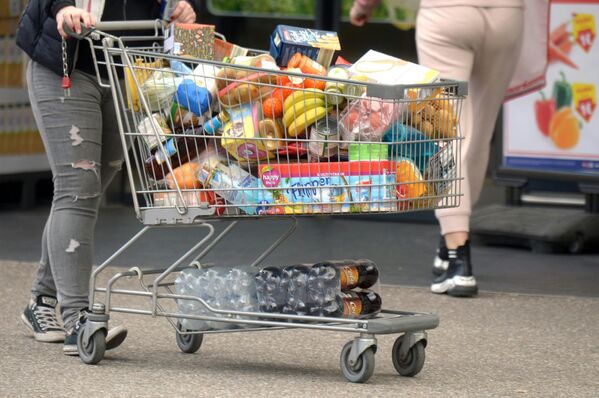 Покупатель с тележкой, наполненной продуктами в супермаркете в Австрии  - Sputnik Тоҷикистон